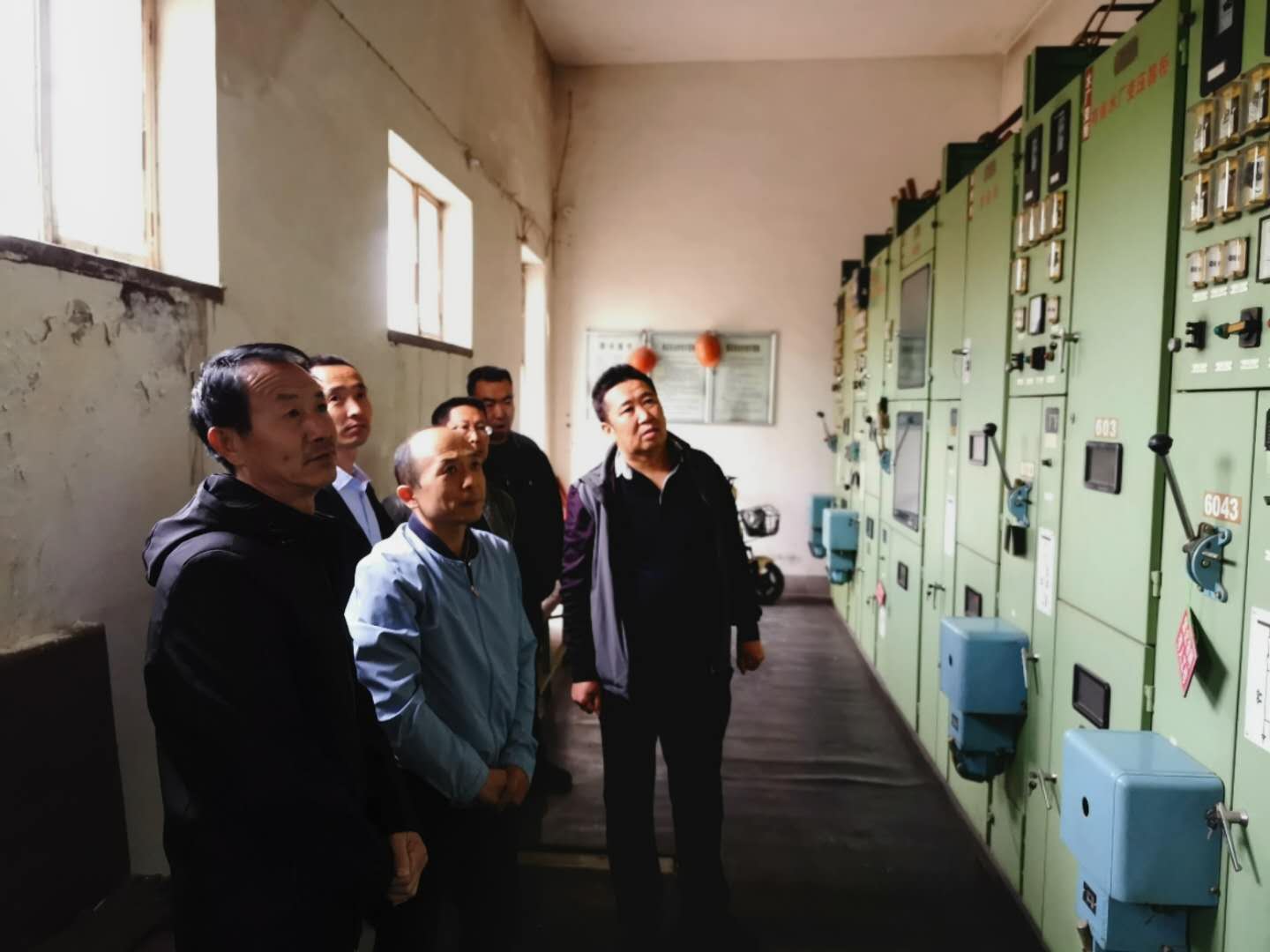公司總經(jīng)理王建人在供水、污水生產(chǎn)一線開展風(fēng)險隱患排查.jpg