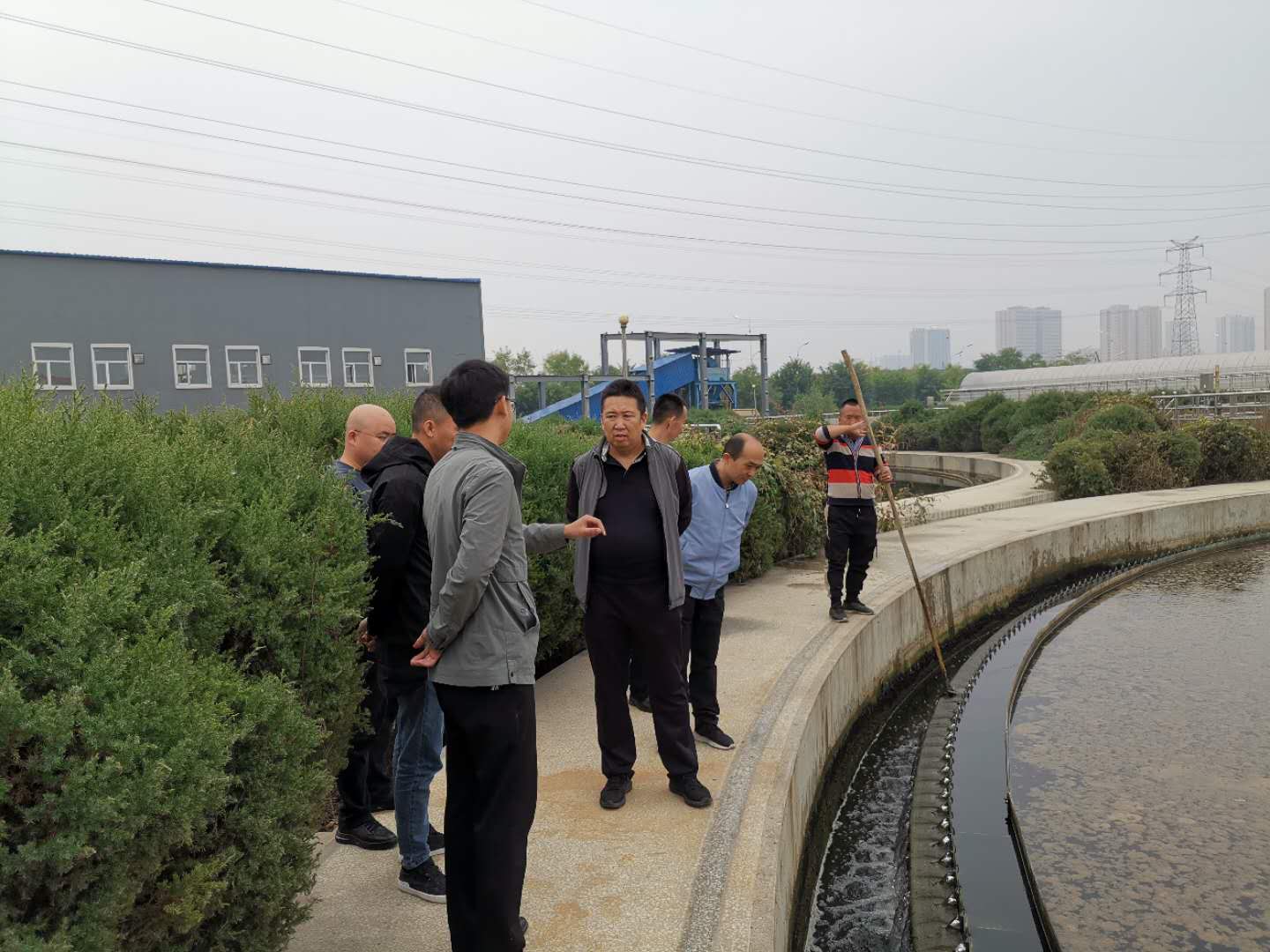 公司總經(jīng)理王建人在供水、污水生產(chǎn)一線開展風(fēng)險隱患排查 (2).jpg